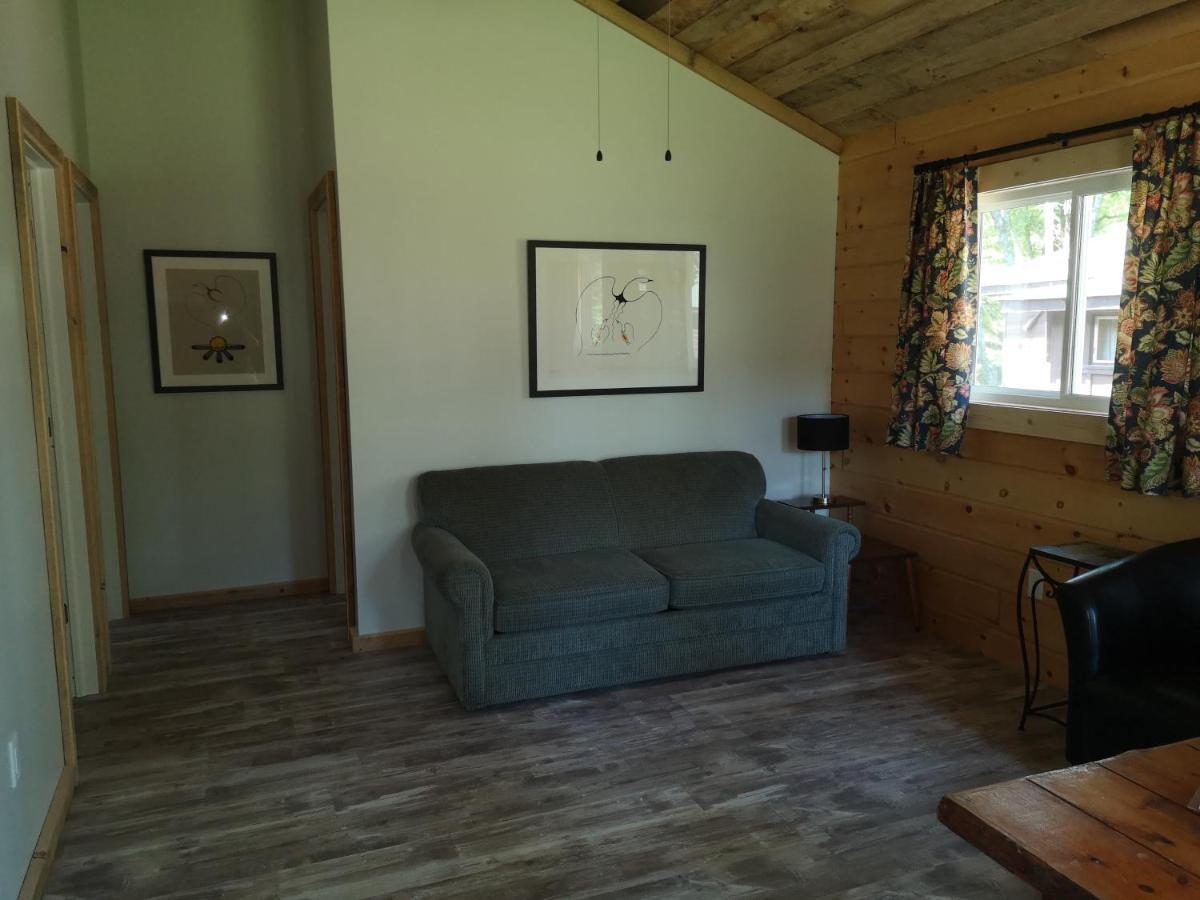 The Pines Cottage Resort Oxtongue Lake エクステリア 写真