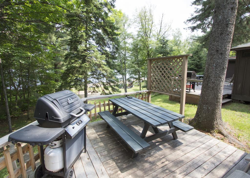 The Pines Cottage Resort Oxtongue Lake エクステリア 写真