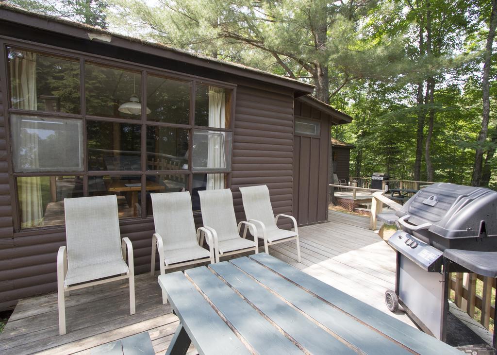 The Pines Cottage Resort Oxtongue Lake エクステリア 写真