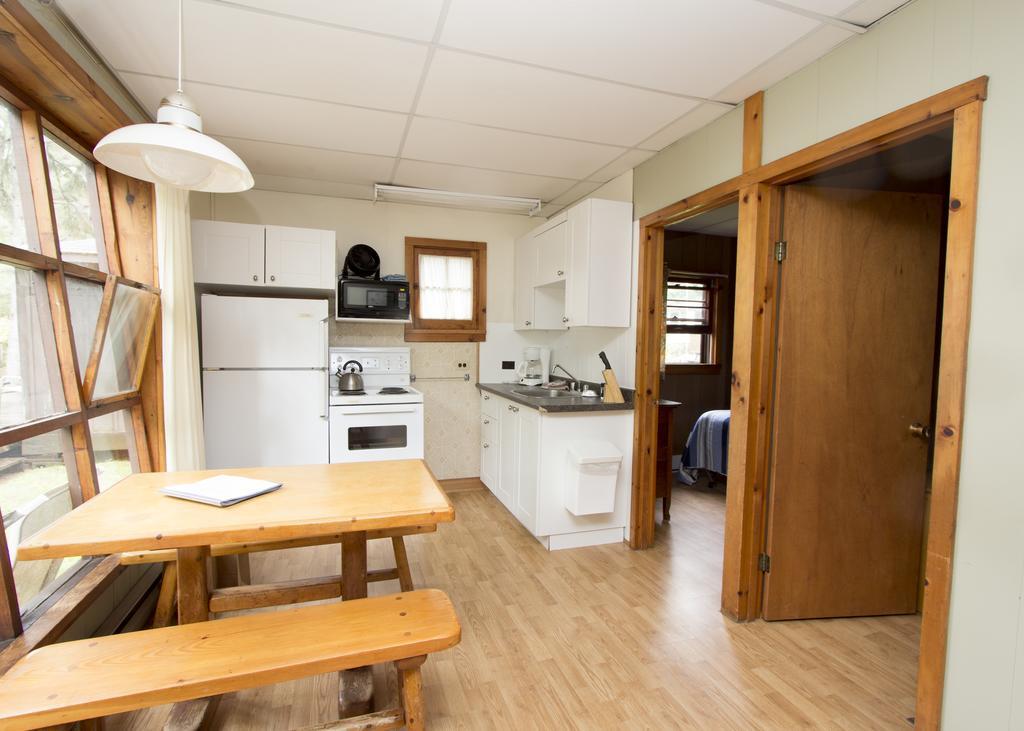 The Pines Cottage Resort Oxtongue Lake エクステリア 写真