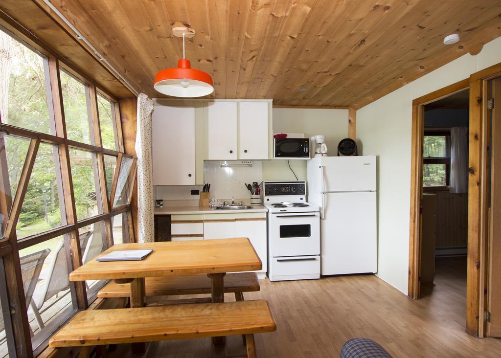 The Pines Cottage Resort Oxtongue Lake エクステリア 写真