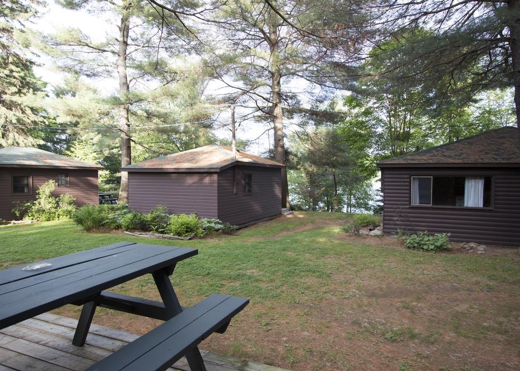 The Pines Cottage Resort Oxtongue Lake エクステリア 写真