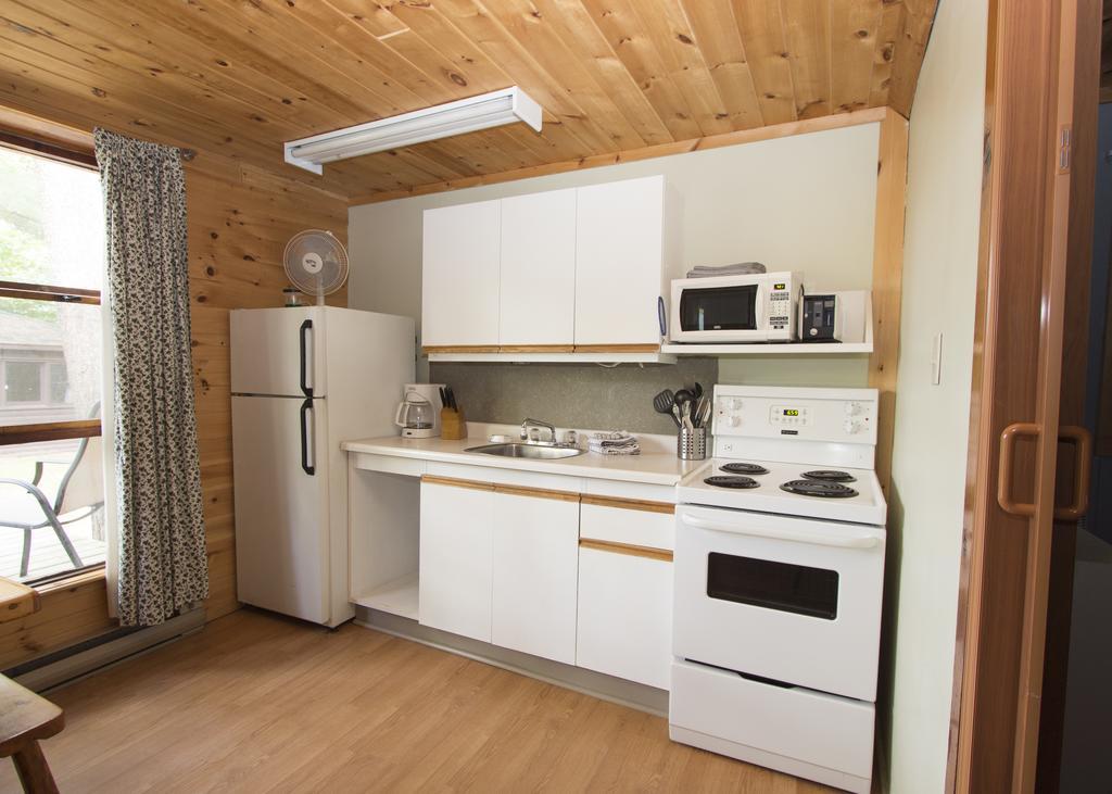 The Pines Cottage Resort Oxtongue Lake エクステリア 写真