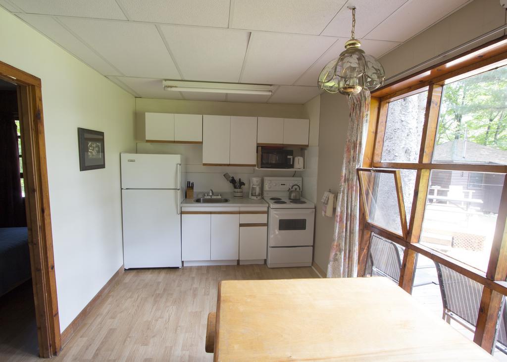 The Pines Cottage Resort Oxtongue Lake エクステリア 写真