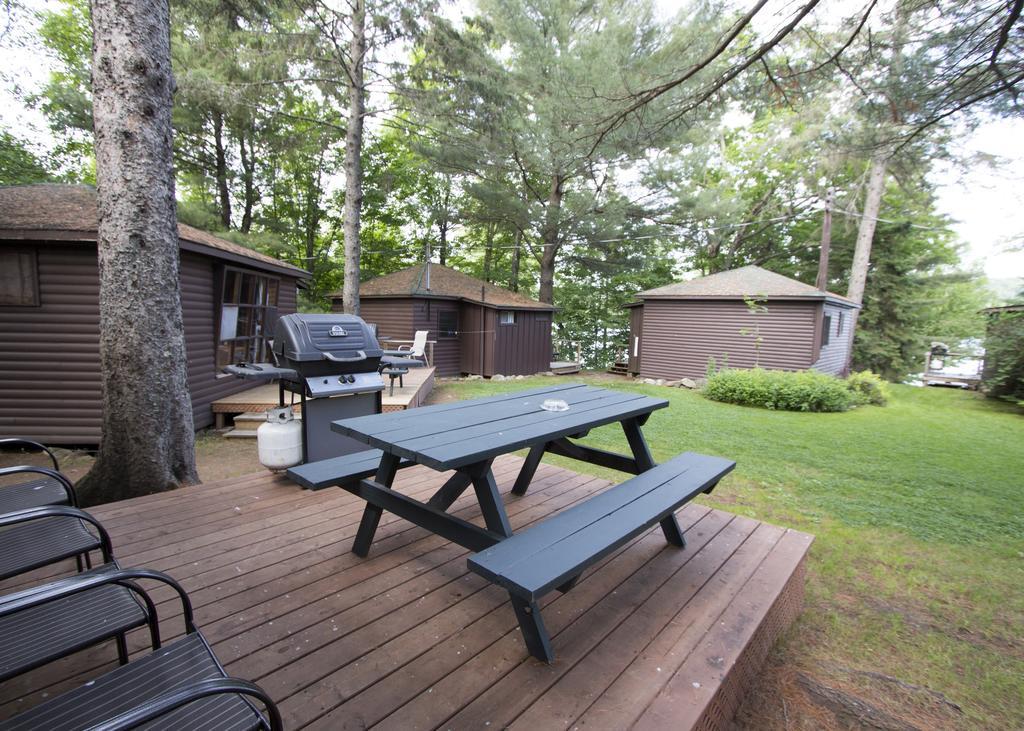 The Pines Cottage Resort Oxtongue Lake エクステリア 写真