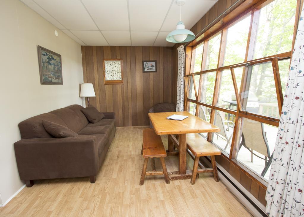 The Pines Cottage Resort Oxtongue Lake エクステリア 写真