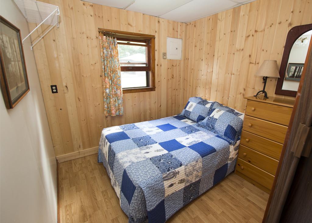 The Pines Cottage Resort Oxtongue Lake エクステリア 写真