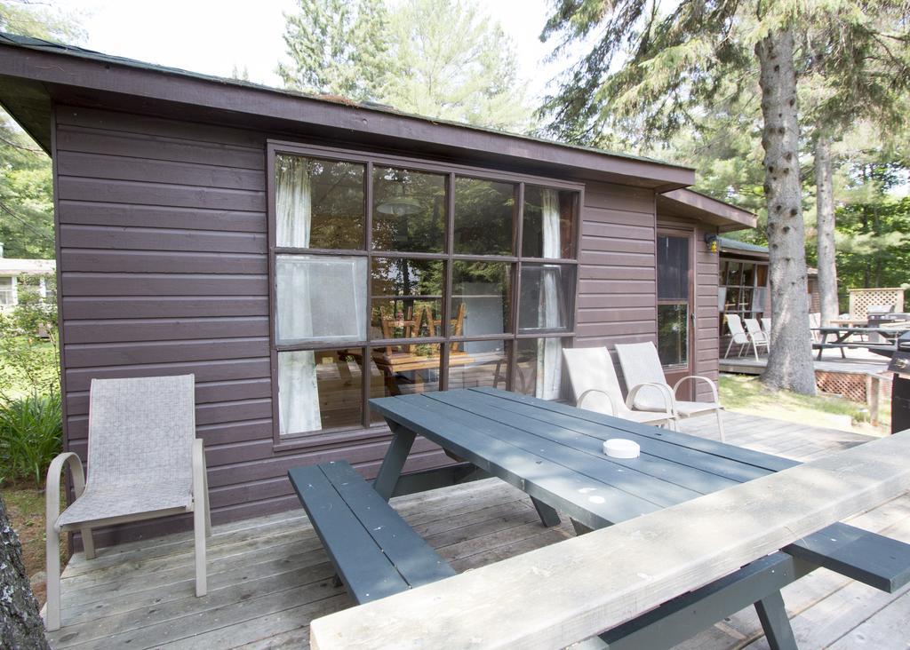 The Pines Cottage Resort Oxtongue Lake エクステリア 写真