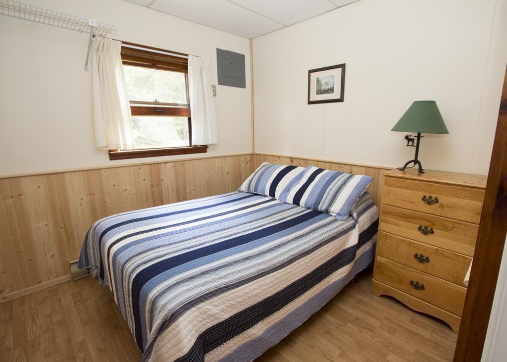 The Pines Cottage Resort Oxtongue Lake エクステリア 写真