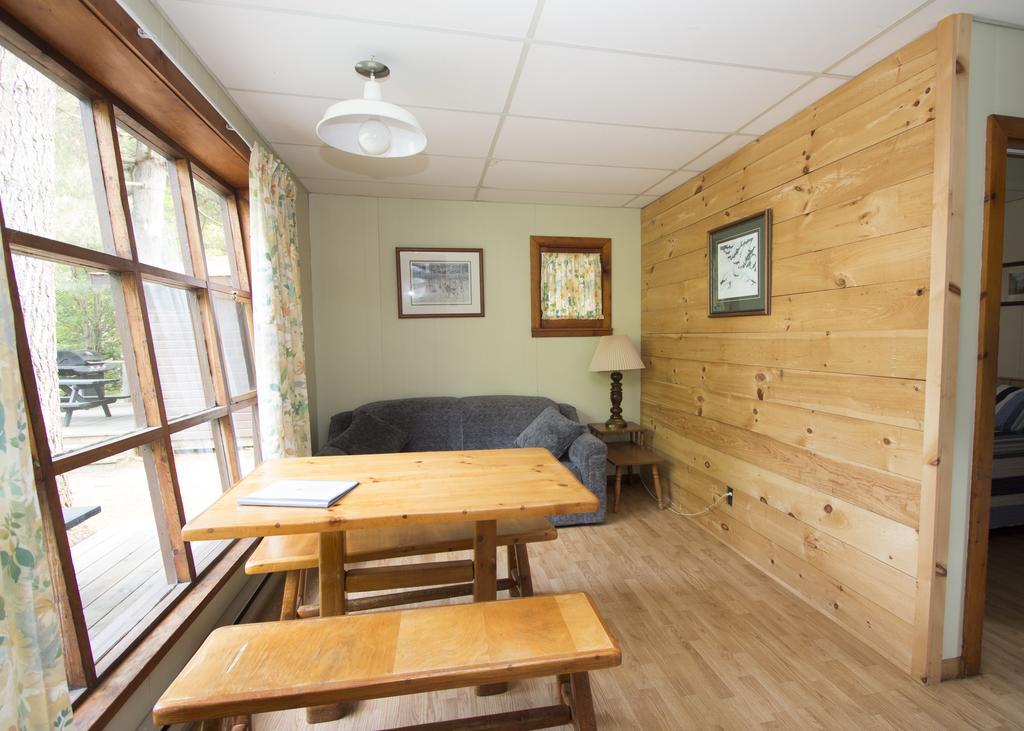 The Pines Cottage Resort Oxtongue Lake エクステリア 写真