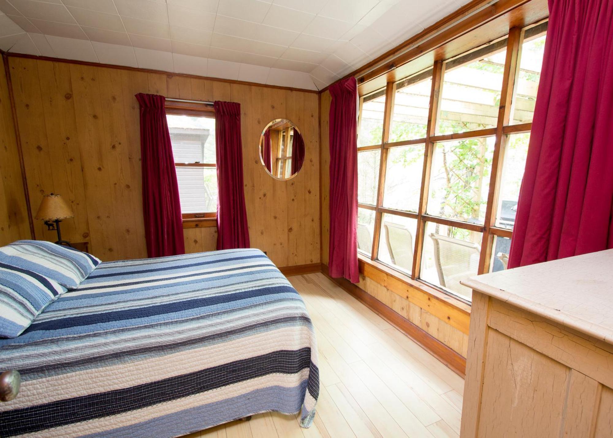 The Pines Cottage Resort Oxtongue Lake エクステリア 写真