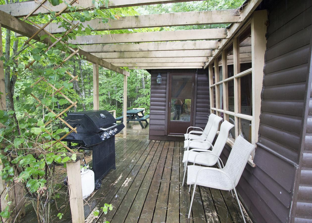 The Pines Cottage Resort Oxtongue Lake エクステリア 写真